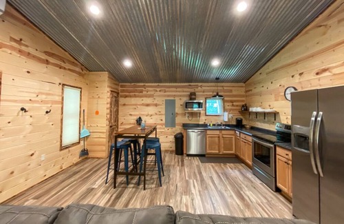 Fort Payne House | Owls Nest! Conveniently located cabin with hot tub!