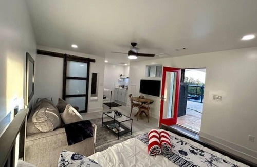 Franklin House | OWN ENTRANCE; PARKING; POOL; STUNNING VIEWS. EVERYTHING BRAND NEW 9/23!