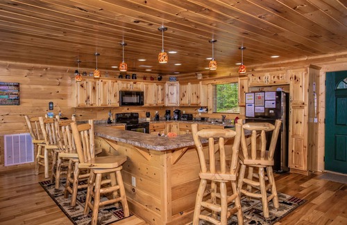 Gatlinburg - Pigeon Forge Cabin | Owner Managed | Cloud Dancer ☁️✨| 180° Mtn Views | Hot Tub | Theater 🎥🍿|Games!