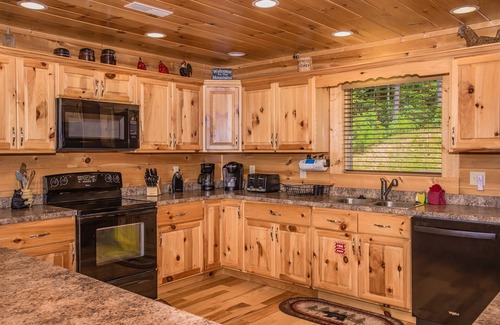 Gatlinburg - Pigeon Forge Cabin | Owner Managed | Cloud Dancer ☁️✨| 180° Mtn Views | Hot Tub | Theater 🎥🍿|Games!