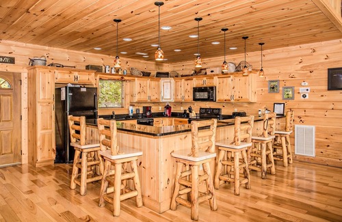 Gatlinburg - Pigeon Forge Cabin | Owner Managed | Star Dancer ✨| 180° Mtn Views | Hot Tub | Theater 🎥🍿|Games!
