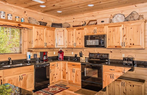 Gatlinburg - Pigeon Forge Cabin | Owner Managed | Star Dancer ✨| 180° Mtn Views | Hot Tub | Theater 🎥🍿|Games!