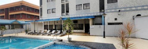Ibadan Cabin | Owu Crown Hotel - Deluxe twin Bed Room