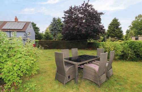 Elmton Cottage | OXCROFT VIEW, pet friendly, with open fire in Bolsover