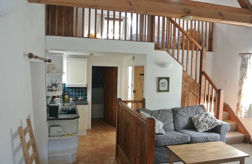 Wheatley Cottage | Oxford. C16th Cottage In Courtyard Setting. Garden. Parking. Free Wifi.
