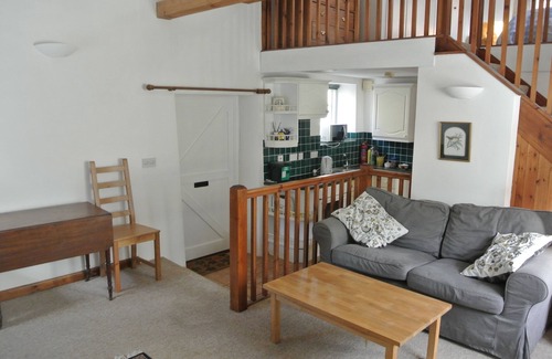 Wheatley Cottage | Oxford. C16th Cottage In Courtyard Setting. Garden. Parking. Free Wifi.