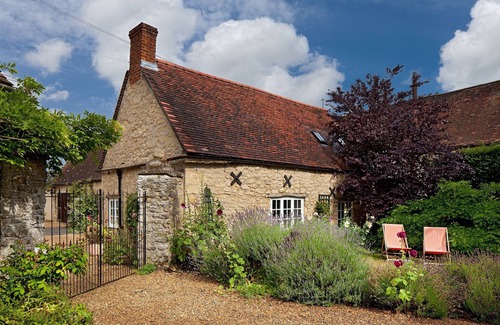 Wheatley Cottage | Oxford. C16th Cottage In Courtyard Setting. Garden. Parking. Free Wifi.