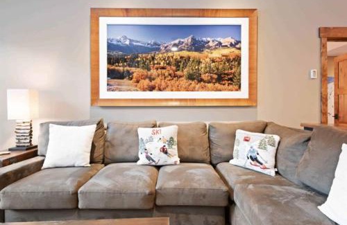 Beaver Creek Apartment | Oxford Court 108 by East West Hospitality
