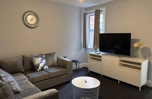 Cowley House | Oxford-House-Sleeps 7-Parking-Garden