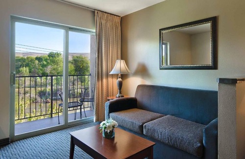 Buena Hotel | Oxford Suites Yakima