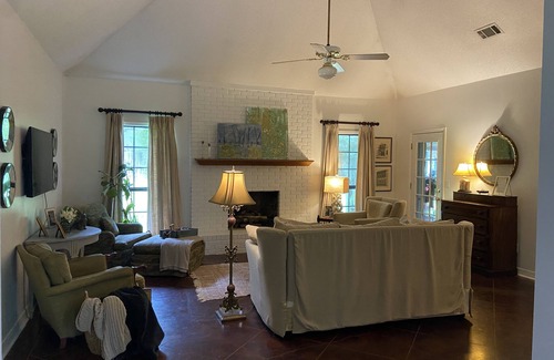 Oxford House | Oxford Weekend Rental 2.4 Mile to Stadium Cozy Quiet Home