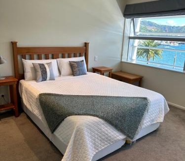 Picton Apartment | Oxleys 406 3 bedroom Waterfront Apartment