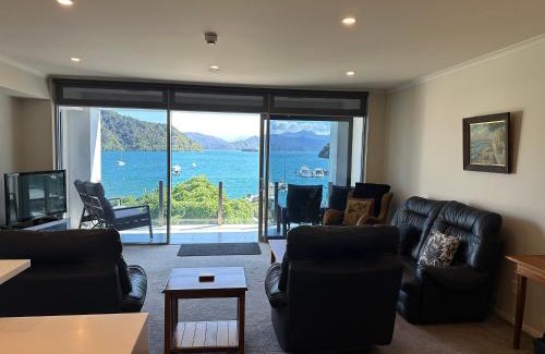 Picton Apartment | Oxleys 406 3 bedroom Waterfront Apartment