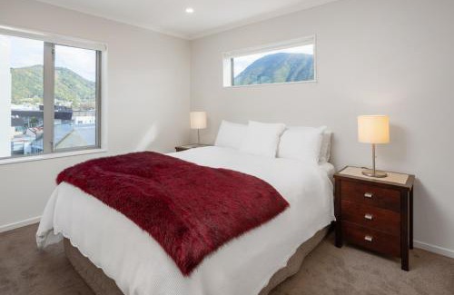 Picton Apartment | Oxleys 406 3 bedroom Waterfront Apartment