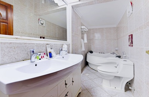 Manama Hotel | OYO 125 Moon Plaza Hotel