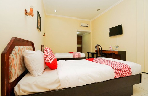Probolinggo Hotel | OYO 1652 Hotel Tampiarto