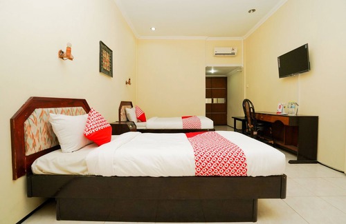 Probolinggo Hotel | OYO 1652 Hotel Tampiarto