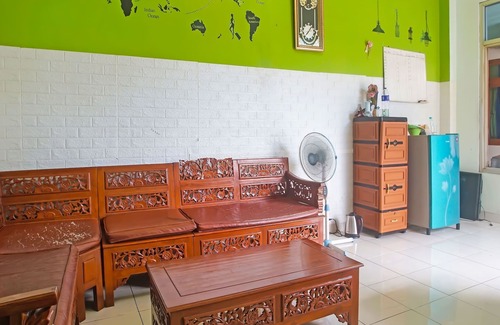 Metro Hotel | OYO 1804 Guest House Oema'h Opa