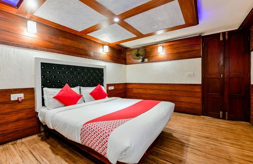 Ambalapuzha Hotel | OYO 23482 Sht Symphony Premium Sharing Houseboat