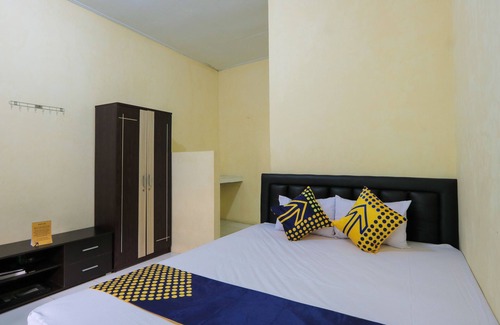 Rogojampi Hotel | OYO 2371 Islami Family Residence