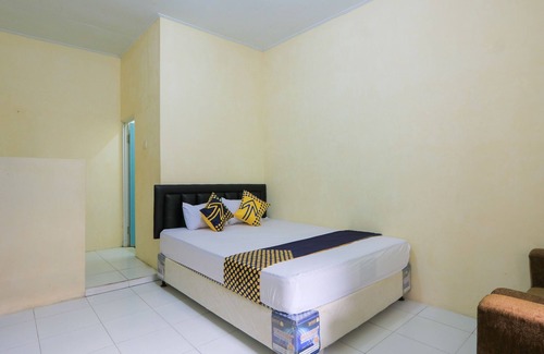 Rogojampi Hotel | OYO 2371 Islami Family Residence