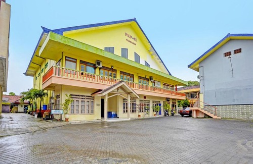 Pamekasan Hotel | OYO 2708 Hotel Kemuning Syariah
