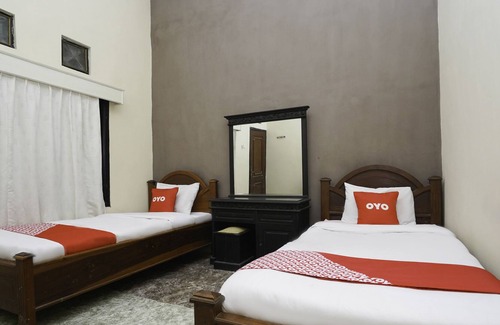Pamekasan Hotel | OYO 2715 Hotel Madinah Syariah