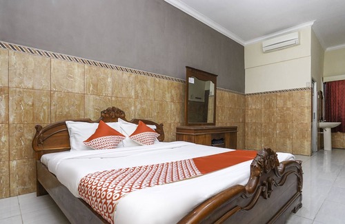 Pamekasan Hotel | OYO 2715 Hotel Madinah Syariah