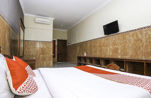 Pamekasan Hotel | OYO 2715 Hotel Madinah Syariah