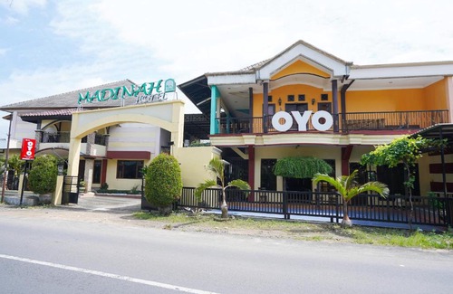 Pamekasan Hotel | OYO 2715 Hotel Madinah Syariah