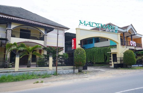 Pamekasan Hotel | OYO 2715 Hotel Madinah Syariah