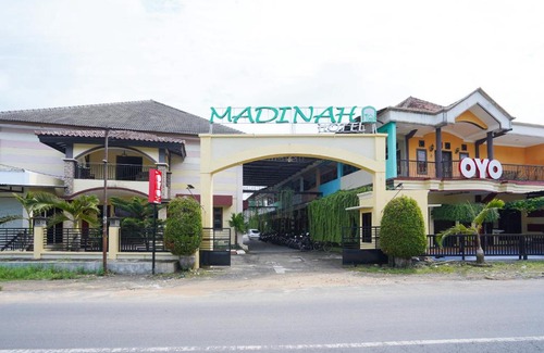 Pamekasan Hotel | OYO 2715 Hotel Madinah Syariah