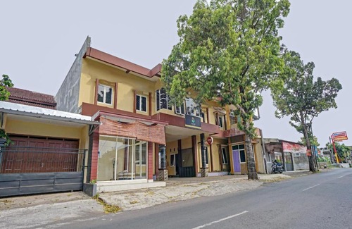 Kepanjen Hotel | OYO 3298 Bromo Guest House Family