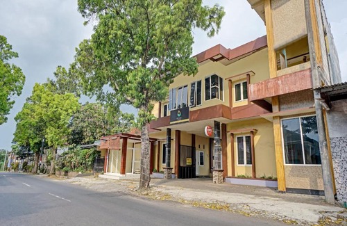 Kepanjen Hotel | OYO 3298 Bromo Guest House Family