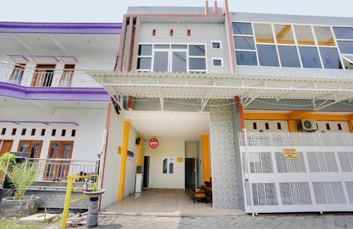 Lamongan Hotel | OYO 3705 Orchid Family Residence