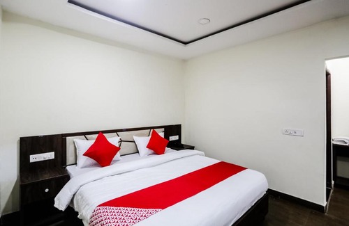 Raigarh Hotel | OYO 63134 Hotel Red Queen