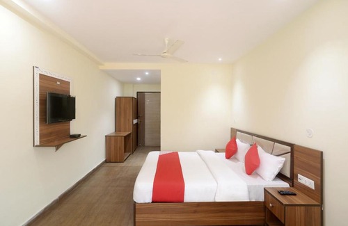 Raigarh Hotel | OYO 63134 Hotel Red Queen