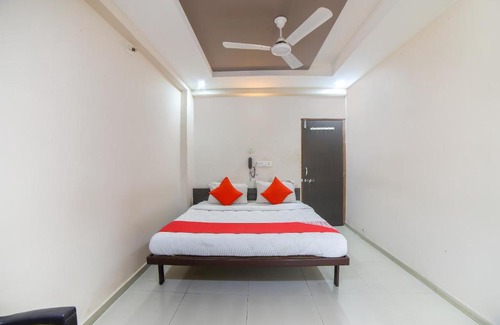 Ambav Hotel | OYO 69652 Om Restaurant And Guest House