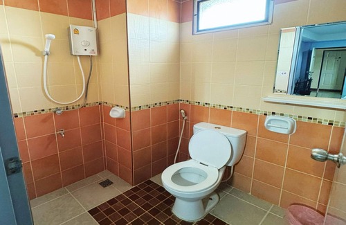Suphan Buri Hotel | OYO 75506 Ratchapruek Apartment Suphanburi