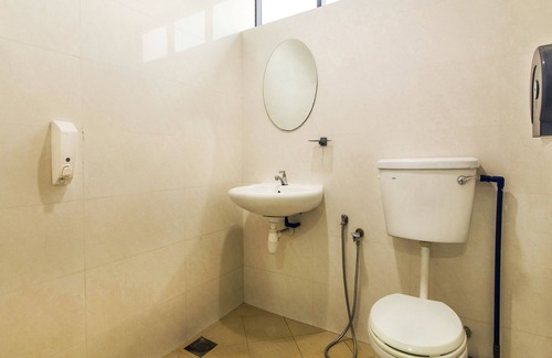 Sekinchan Hotel | OYO 880 Hotel Purple Town