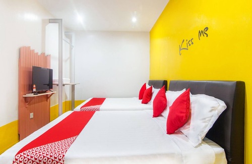 Sekinchan Hotel | OYO 880 Hotel Purple Town