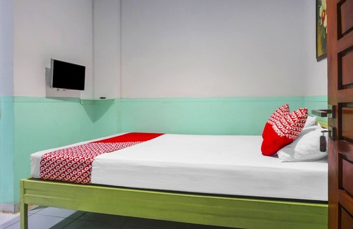 Makassar Hotel | OYO 90856 Wisma Favorite Makassar Near Benteng Rotterdam