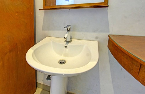Labuhan Pandan Hotel | OYO 91965 Swan Homestay