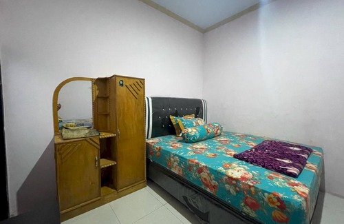 Padang Hotel | OYO 93308 Lima Saudara Syariah