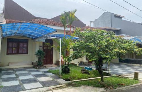 Sentul City Hotel | OYO 93641 Udayana Guesthouse Syariah