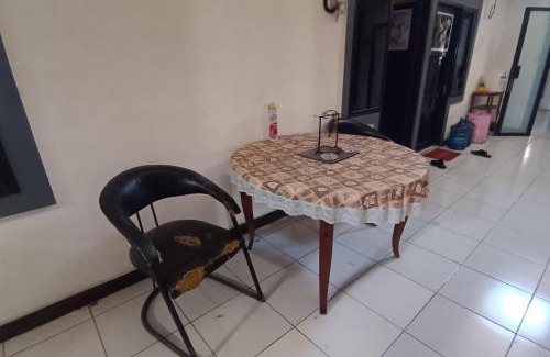 Tembalang Hotel | OYO 94700 Kd House