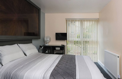 Uxbridge South House | OYO Honeycroft Lodge