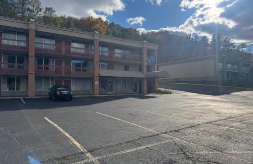 Harriman Hotel | OYO Hotel Harriman near I-40