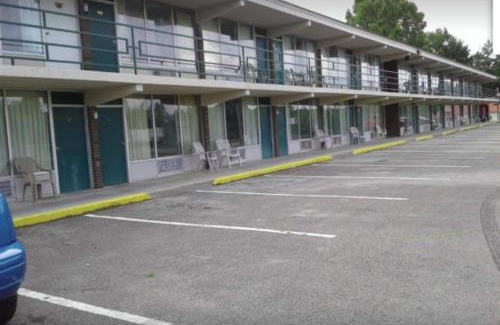 Revelo Hotel | OYO Hotel Whitely City Hwy 27 KY