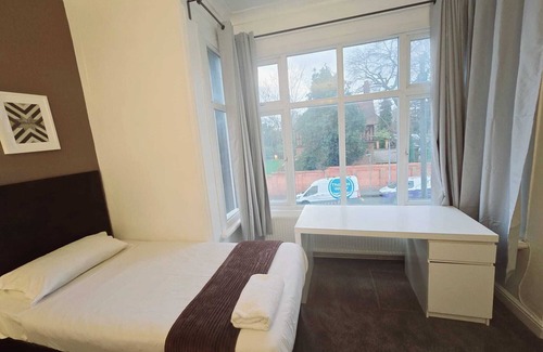 Maidenhead Hotel | OYO Kingswood Hotel